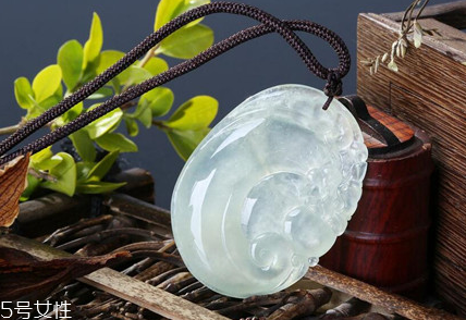 糯種翡翠屬于什么檔次？翡翠的價(jià)值你清楚嗎