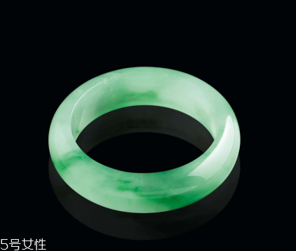 翡翠手鐲戴在哪只手好？行內(nèi)人士給出答案