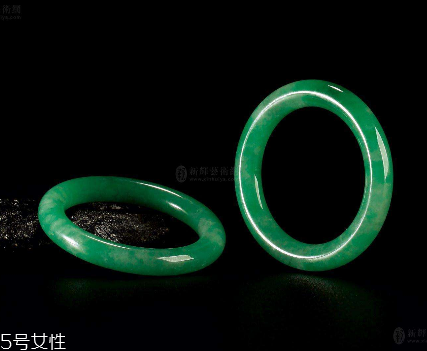 翡翠手鐲怎么養(yǎng)才能透？養(yǎng)翡翠的關(guān)鍵小竅門(mén)