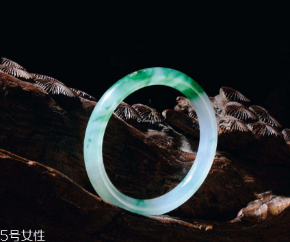 翡翠手鐲怎么養(yǎng)才能透？養(yǎng)翡翠的關(guān)鍵小竅門(mén)