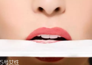 化妝新手怎么化唇妝？咬唇妝自然日常