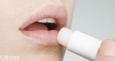 怎么涂口紅不干沒(méi)唇紋？淡化唇紋的唇膏這樣用有效