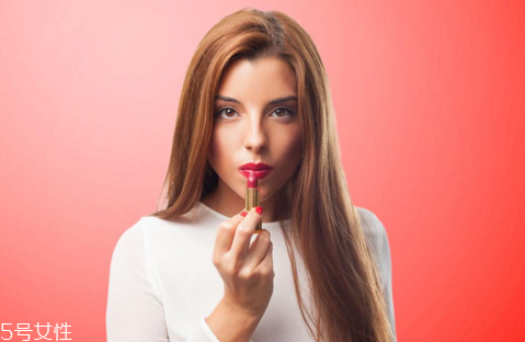 涂口紅嘴巴干怎么辦？緩解嘴唇干裂脫皮的方法