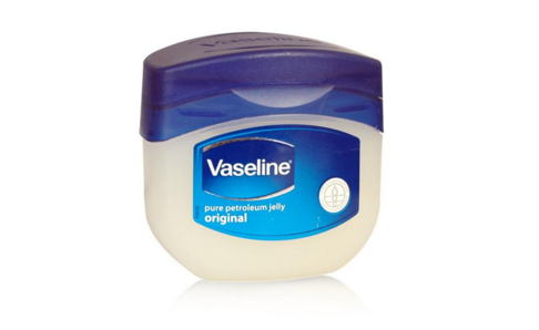 凡士林涂嘴唇可以吃嗎？凡士林唇膏使用步驟