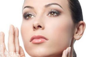 美白精華可以常年使用嗎？春秋用最好