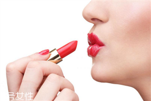涂口紅嘴巴干怎么辦？緩解嘴唇干裂脫皮的方法