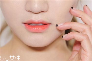 唇紋怎么去除？淡化唇紋的唇膏推薦
