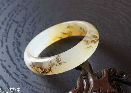 黃龍玉手鐲戴哪只手？手鐲佩戴要當心