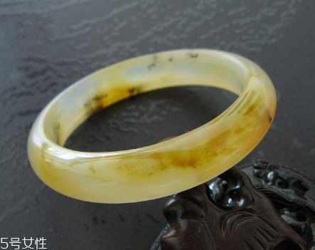黃龍玉手鐲起棉怎么辦？正?，F(xiàn)象不必驚慌