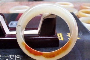 黃龍玉手鐲起棉怎么辦？正?，F(xiàn)象不必驚慌