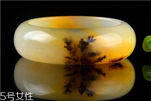 黃龍玉手鐲什么顏色才是最好的？這樣選絕不出錯