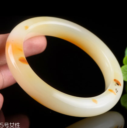 黃龍玉手鐲對(duì)身體好嗎？原來(lái)戴玉的好處這么多