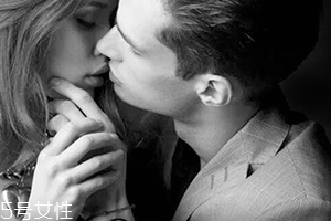 唇膏和唇膜的區(qū)別 唇膜比唇膏更具修復(fù)力 唇膏和唇膜的區(qū)別 唇膜比唇膏更具修復(fù)力