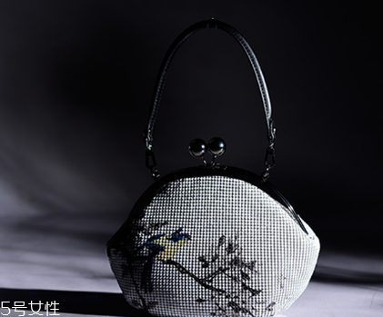 過年背什么包包好看？2018最火的包包款式