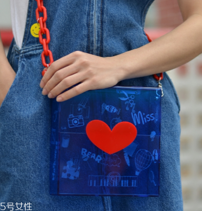 過年背什么包包好看？2018最火的包包款式