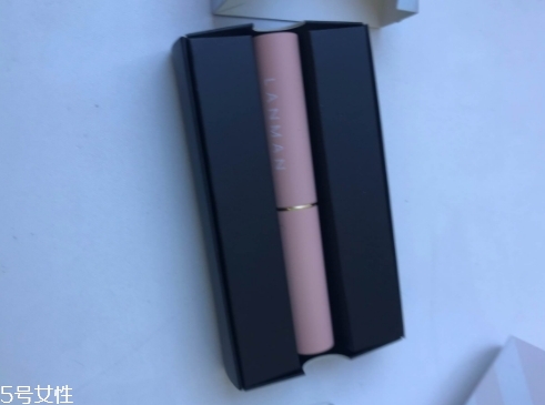 潤唇膏和唇蜜的區(qū)別 潤唇膏vs唇蜜 潤唇膏和唇蜜的區(qū)別 潤唇膏vs唇蜜