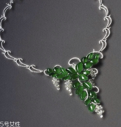 翡翠項(xiàng)鏈一般多少錢？彰顯神圣高貴地位