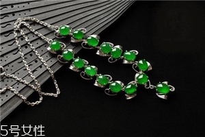 翡翠項(xiàng)鏈一般多少錢？彰顯神圣高貴地位