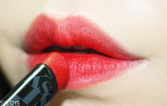 紅唇妝怎么畫最好看？復古紅唇妝的畫法