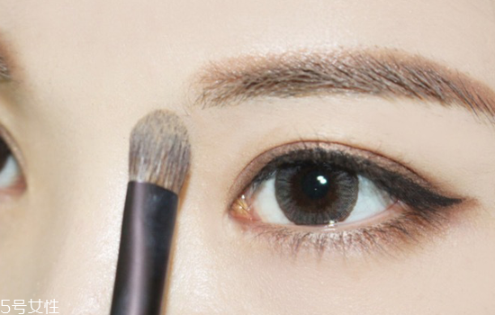 紅唇妝怎么畫最好看？復古紅唇妝的畫法