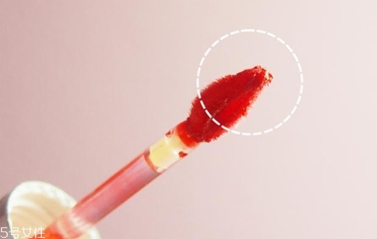 怎么涂口紅不干沒(méi)唇紋？淡化唇紋的唇膏這樣用有效