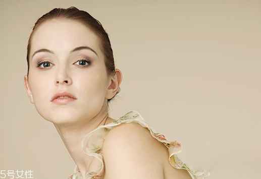 怎樣根據(jù)唇色選口紅？唇色深一定要注意防曬