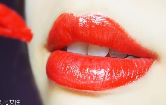 怎么涂口紅不干沒(méi)唇紋？淡化唇紋的唇膏這樣用有效