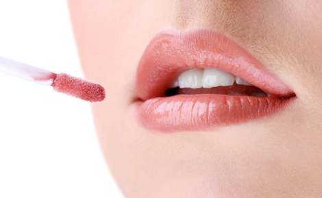 涂口紅嘴巴干怎么辦？緩解嘴唇干裂脫皮的方法