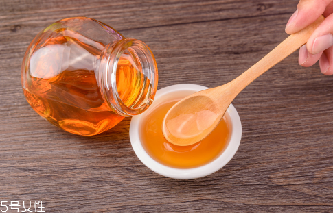 嘴唇干裂脫皮可以用蜂蜜嗎？滋潤唇部小妙招