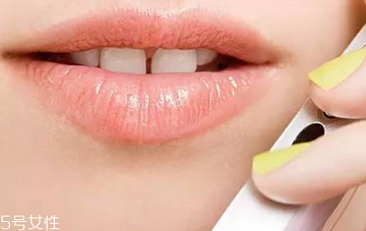 怎么涂口紅不干沒(méi)唇紋？淡化唇紋的唇膏這樣用有效