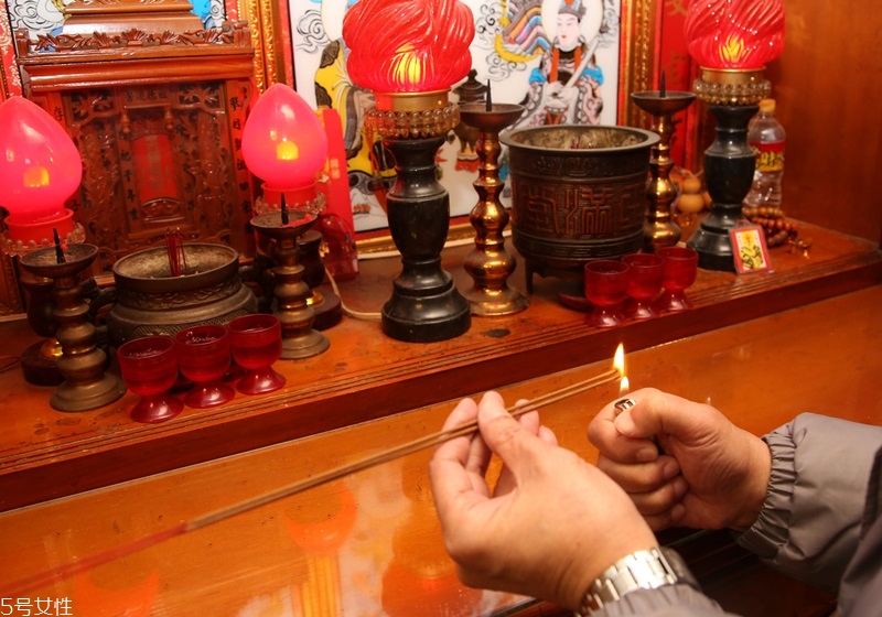 炒菜時油鍋起火時應(yīng)該怎么辦 絕對不能澆水