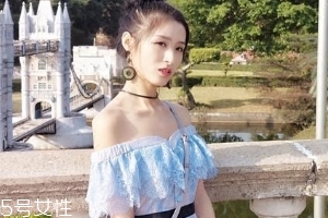 一字肩衣服怎么搭配？時(shí)髦精的高端裸露