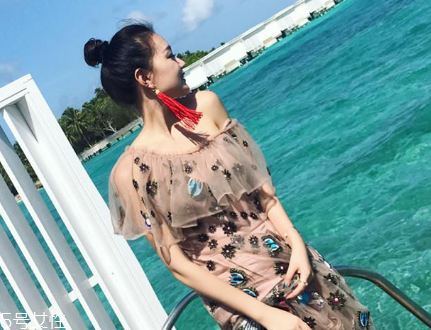 一字肩衣服怎么搭配？時(shí)髦精的高端裸露