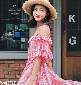 一字肩衣服怎么搭配？時(shí)髦精的高端裸露