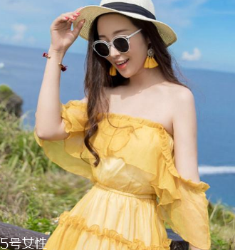 一字肩衣服怎么搭配？時(shí)髦精的高端裸露