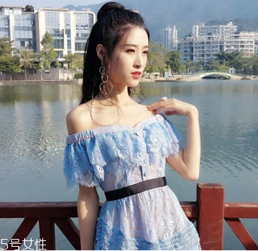 一字肩衣服怎么搭配？時(shí)髦精的高端裸露