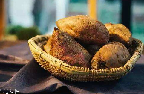 微波爐烤紅薯用盤子嗎 不用盤子也行 微波爐烤紅薯用盤子嗎 不用盤子也行