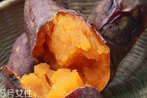 微波爐烤紅薯可以用保鮮膜嗎 微波爐保鮮膜烤紅薯方法 微波爐烤紅薯可以用保鮮膜嗎 微波爐保鮮膜烤紅薯方法