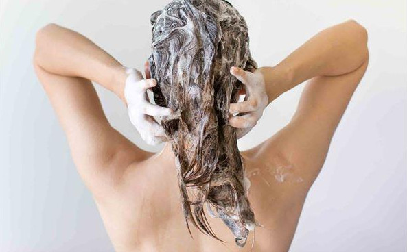 冬天頭皮屑多是什么原因引起的 冬天頭皮屑多是什么原因引起的