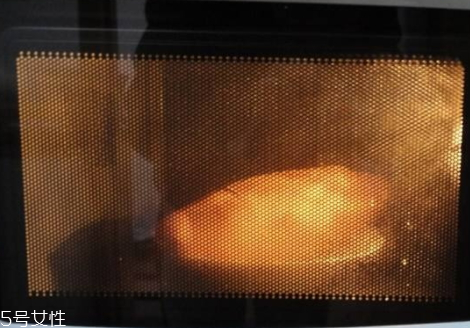 微波爐烤紅薯可以用衛(wèi)生紙嗎 建議不用衛(wèi)生紙 微波爐烤紅薯可以用衛(wèi)生紙嗎 建議不用衛(wèi)生紙