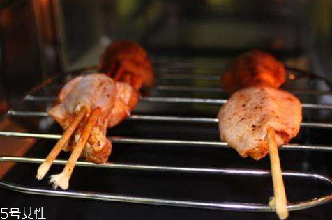 微波爐烤雞翅用什么裝 視情況而定 微波爐烤雞翅用什么裝 視情況而定