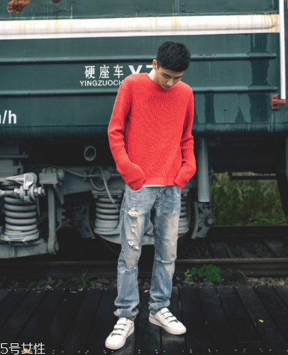 紅色毛衣配什么褲子男 三種搭配將帥氣與時尚兼具 紅色毛衣配什么褲子男 三種搭配將帥氣與時尚兼具