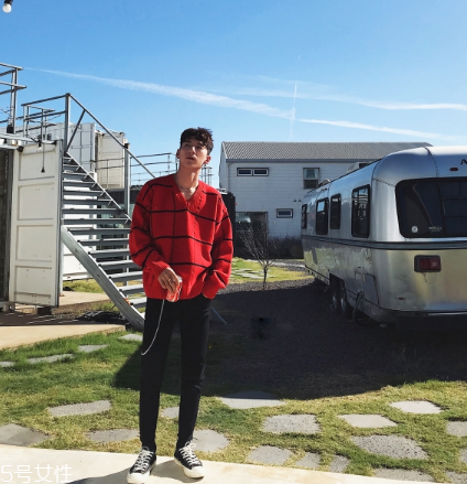 紅色毛衣配什么褲子男 三種搭配將帥氣與時尚兼具 紅色毛衣配什么褲子男 三種搭配將帥氣與時尚兼具