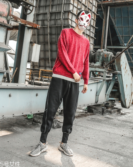 紅色毛衣配什么褲子男 三種搭配將帥氣與時尚兼具 紅色毛衣配什么褲子男 三種搭配將帥氣與時尚兼具