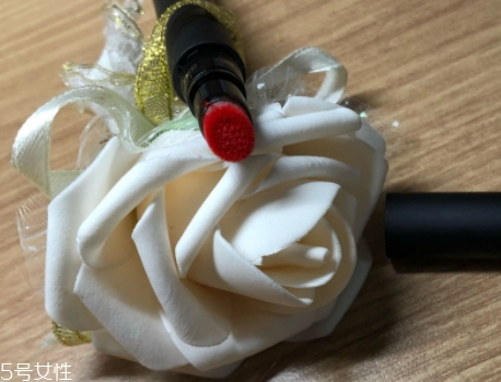 唇釉和口紅哪個(gè)不容易掉色？