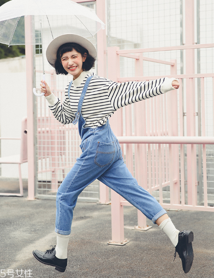 背帶褲怎么搭配？超減齡的小清新裝扮
