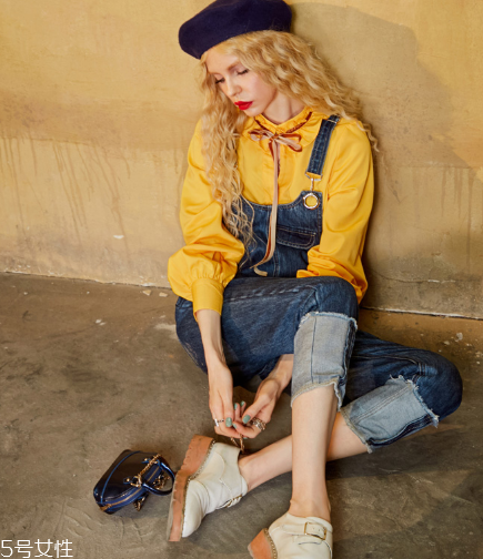 背帶褲怎么搭配？超減齡的小清新裝扮