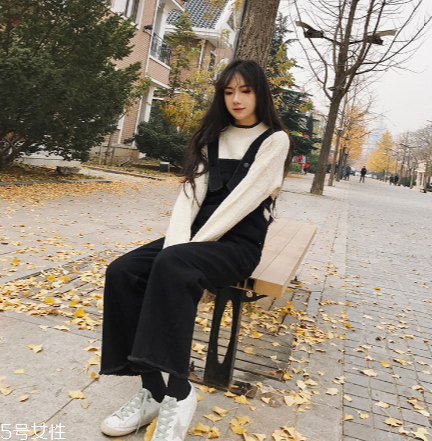 背帶褲怎么搭配？超減齡的小清新裝扮