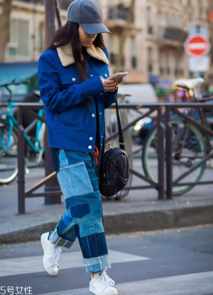 拼色牛仔褲怎么搭配？開春的最火的一條褲子