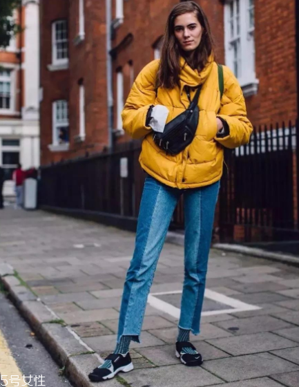 拼色牛仔褲怎么搭配？開春的最火的一條褲子